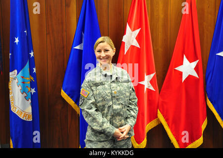 Le major Jennifer Thomas, anciennement Jennifer Steele, est honoré lors d'une cérémonie à partir du centre de la Garde nationale de Boone à Frankfort, Ky. Le 2 novembre. L'année 2013. Thomas a été à la fois un soldat enrôlé et qu'un juge-avocat général principal à la garde du Kentucky. Elle va être transférer à l'Air National Guard de continuer sa carrière. (U.S. Photo de Garde Nationale d'armée par le Capitaine Stephen Martin) Banque D'Images