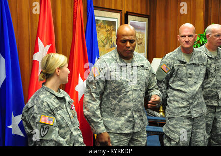 Le major Jennifer Thomas, anciennement Jennifer Steele, est honoré lors d'une cérémonie à partir du centre de la Garde nationale de Boone à Frankfort, Ky. Le 2 novembre. L'année 2013. Thomas a été à la fois un soldat enrôlé et qu'un juge-avocat général principal à la garde du Kentucky. Elle va être transférer à l'Air National Guard de continuer sa carrière. (U.S. Photo de Garde Nationale d'armée par le Capitaine Stephen Martin) Banque D'Images