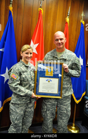 Le major Jennifer Thomas, anciennement Jennifer Steele, est honoré lors d'une cérémonie à partir du centre de la Garde nationale de Boone à Frankfort, Ky. Le 2 novembre. L'année 2013. Thomas a été à la fois un soldat enrôlé et qu'un juge-avocat général principal à la garde du Kentucky. Elle va être transférer à l'Air National Guard de continuer sa carrière. (U.S. Photo de Garde Nationale d'armée par le Capitaine Stephen Martin) Banque D'Images