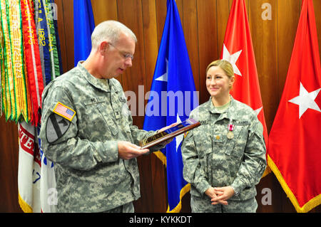 Le major Jennifer Thomas, anciennement Jennifer Steele, est honoré lors d'une cérémonie à partir du centre de la Garde nationale de Boone à Frankfort, Ky. Le 2 novembre. L'année 2013. Thomas a été à la fois un soldat enrôlé et qu'un juge-avocat général principal à la garde du Kentucky. Elle va être transférer à l'Air National Guard de continuer sa carrière. (U.S. Photo de Garde Nationale d'armée par le Capitaine Stephen Martin) Banque D'Images