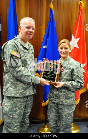 Le major Jennifer Thomas, anciennement Jennifer Steele, est honoré lors d'une cérémonie à partir du centre de la Garde nationale de Boone à Frankfort, Ky. Le 2 novembre. L'année 2013. Thomas a été à la fois un soldat enrôlé et qu'un juge-avocat général principal à la garde du Kentucky. Elle va être transférer à l'Air National Guard de continuer sa carrière. (U.S. Photo de Garde Nationale d'armée par le Capitaine Stephen Martin) Banque D'Images