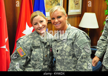 Le major Jennifer Thomas, anciennement Jennifer Steele, est honoré lors d'une cérémonie à partir du centre de la Garde nationale de Boone à Frankfort, Ky. Le 2 novembre. L'année 2013. Thomas a été à la fois un soldat enrôlé et qu'un juge-avocat général principal à la garde du Kentucky. Elle va être transférer à l'Air National Guard de continuer sa carrière. (U.S. Photo de Garde Nationale d'armée par le Capitaine Stephen Martin) Banque D'Images