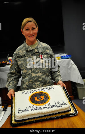 Le major Jennifer Thomas, anciennement Jennifer Steele, est honoré lors d'une cérémonie à partir du centre de la Garde nationale de Boone à Frankfort, Ky. Le 2 novembre. L'année 2013. Thomas a été à la fois un soldat enrôlé et qu'un juge-avocat général principal à la garde du Kentucky. Elle va être transférer à l'Air National Guard de continuer sa carrière. (U.S. Photo de Garde Nationale d'armée par le Capitaine Stephen Martin) Banque D'Images