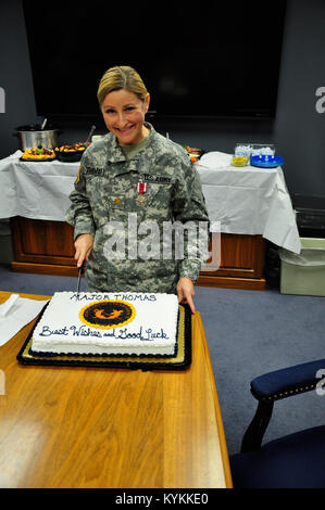 Le major Jennifer Thomas, anciennement Jennifer Steele, est honoré lors d'une cérémonie à partir du centre de la Garde nationale de Boone à Frankfort, Ky. Le 2 novembre. L'année 2013. Thomas a été à la fois un soldat enrôlé et qu'un juge-avocat général principal à la garde du Kentucky. Elle va être transférer à l'Air National Guard de continuer sa carrière. (U.S. Photo de Garde Nationale d'armée par le Capitaine Stephen Martin) Banque D'Images