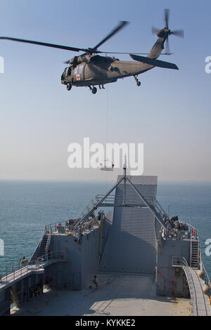 "UH-60 Black Hawk" des hélicoptères de la compagnie C du 2e Bataillon, 238e bataillon de l'aviation d'appui général procède à la formation de renvoi au large des côtes du Koweït dans le golfe Arabo-Persique. La formation spécialisée prépare les équipes d'évacuation sanitaire d'extraire des aviateurs tombés en mer. Le 2-238e comprend des soldats de l'Indiana et Kentucky Army National Guard et est actuellement déployée au Moyen-Orient avec la 36e Brigade d'aviation de combat (Texas Army National Guard) à l'appui de l'opération Enduring Freedom. (U.S. Photo de l'armée par le Sgt. Mark Scovell/libérés) Banque D'Images