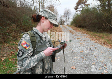 Le s.. Avec le 138e de Teegarden Tiffany brigade des incendies vérifie sa boussole et carte pendant la navigation terrestre partie de la Garde nationale du Kentucky 2014 Le Soldat de l'année concurrence à Greenville, Ky., 16 novembre 2013. (U.S. Photo de la Garde nationale par le sergent. Raymond Scott) Banque D'Images