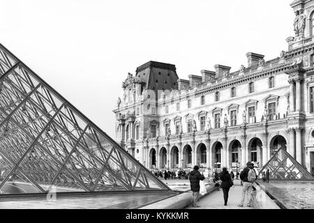 PARIS-Jan 5, 2014 : Musée du Louvre cour et pyramide de verre. L'image de jour en noir et blanc. Banque D'Images