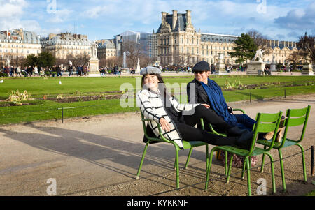 PARIS - 2 janvier 2014 : les touristes reste dans le vert des chaises en métal trouvés dans le jardin des Tuileries, qui est situé entre le Musée du Louvre et le Banque D'Images