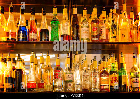 PARIS - 23 Déc., 2013 : Des bouteilles d'alcool et spiritueux sur des étagères dans un bar. Variété du français et de l'importé des étiquettes. Banque D'Images