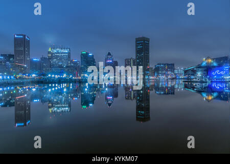 Baltimore Inner Harbor de nuit. Les bâtiments reflètent dans l'eau Banque D'Images