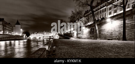 Paris illuminé de scène de nuit le long de la rivière Seine. Noir et blanc. Banque D'Images