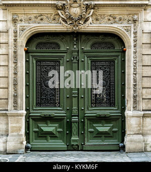 Paris vieilles portes en bois peint en vert. Grand, des moulures, double Banque D'Images