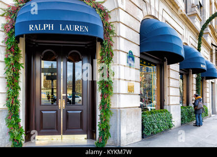 Paris, France, Ralph Lauren a ouvert son premier magasin ici 1986 dans le  quartier commerçant chic près de la Place de la Madeleine, illustré décorée  pour Noël Photo Stock - Alamy