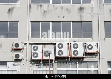 Climatiseurs sur le mur, de nombreux airs du compresseur sont accrochés sur un mur Banque D'Images