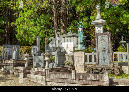 Cimetière Okunoin Temple avec salon à Koyasan (Mt. Koya) à Wakayama Wakayama, Japon - le 29 octobre : Temple Okunoin à Wakayama, Japon, le 29 octobre Banque D'Images