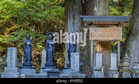 Cimetière Okunoin Temple avec salon à Koyasan (Mt. Koya) à Wakayama Wakayama, Japon - le 29 octobre : Temple Okunoin à Wakayama, Japon, le 29 octobre Banque D'Images