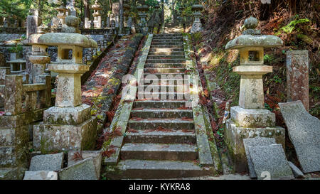 Cimetière Okunoin Temple avec salon à Koyasan (Mt. Koya) à Wakayama Wakayama, Japon - le 29 octobre : Temple Okunoin à Wakayama, Japon, le 29 octobre Banque D'Images