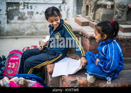 Les jeunes élèves apprennent dans les rues de Katmandou, Népal, Asie. Banque D'Images