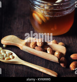 Charlotte aux pommes et noix. Préparation de la cuisson avec Apple Banque D'Images