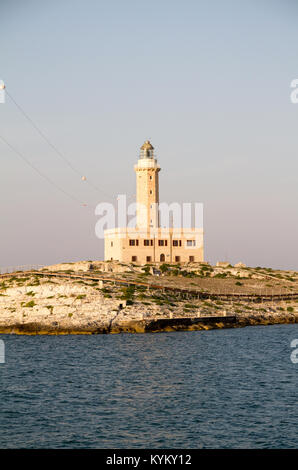 Leuchtturm à Vieste, dans la région de Gargano, Pouilles, Italie. Banque D'Images