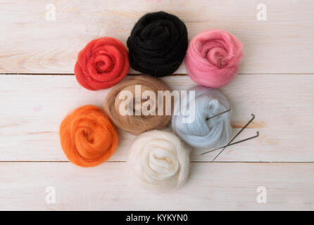 Vue de dessus de l'aiguille de laine kit feutrage isolated on white Banque D'Images