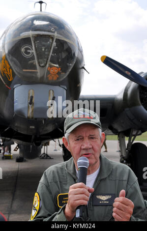 Sally B Ingénieur en chef Peter Brown lors d'un meeting aérien sur le Boeing B-17 Flying Fortress avion qu'il contribue à l'exploitation de l'Aérodrome de Duxford Banque D'Images