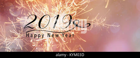 Les cierges magiques contre un fond rose avec effet de flou et de chute de neige. Style bannière panoramique. Pèse-personne jusqu'à mettre en place un facebook taille de l'unité de coupe. Happy New Yea Banque D'Images