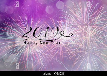 D'artifice contre un fond mauve avec des chutes de neige et flou d'effet. Bonne Année 2019 citation. Banque D'Images