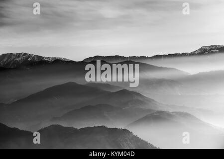 Montagnes coulant au lac Prashar, Mandi, Himachal Pradesh, Inde Banque D'Images