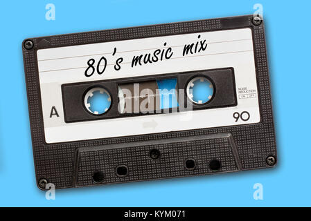 80's Music mix écrit sur vintage cassette audio, sur fond bleu Banque D'Images