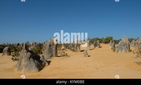 LANCELIN, l'Australie, WA / Western Australia - 19 décembre 2017, les pinacles au Parc National de Nambung, le Parc National de Nambung . Le calcaire comp Banque D'Images