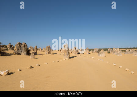 LANCELIN, l'Australie, WA / Western Australia - 19 décembre 2017, les pinacles au Parc National de Nambung, le Parc National de Nambung . Le calcaire comp Banque D'Images