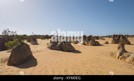 LANCELIN, l'Australie, WA / Western Australia - 19 décembre 2017, les pinacles au Parc National de Nambung, le Parc National de Nambung . Le calcaire comp Banque D'Images