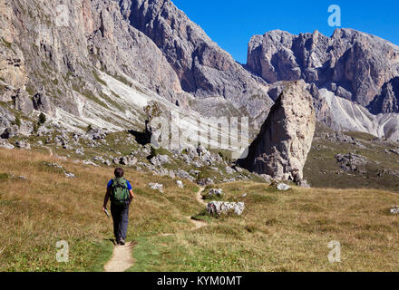 Une randonnée touristique dans le Val di Gardena, dans les Dolomites Banque D'Images