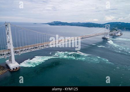 Onaruto Bridge, vue de la ville de Naruto, Préfecture Tokushima, Japon. Banque D'Images