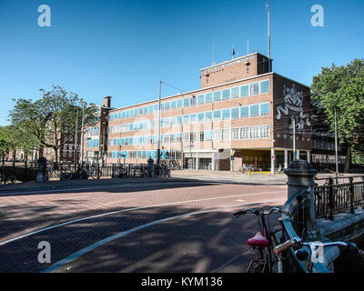 Photographie du Hoofdbureau van politie (quartier général de la police) à Amsterdam, situé à Elandsgracht 117 et Marnixstraat 260-262. L'image montre le bâtiment historique et ses environs. Banque D'Images