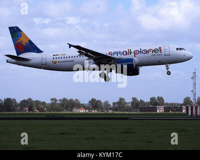Image de l'Airbus A320-214 immatriculé d-ABDB, exploité par Small Planet Airlines, atterrissant sur la piste 18R de l'aéroport d'Amsterdam Schiphol (EHAM-AMS). Cet avion commercial moderne fait partie de la flotte de la compagnie aérienne européenne. Banque D'Images