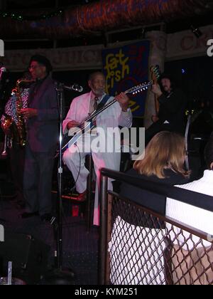 Le musicien de blues Robert Lockwood Jr, était la dernière personne vivante à avoir joué avec le légendaire Robert Johnson, performing on stage in Cleveland, Ohio, 2004. () Banque D'Images