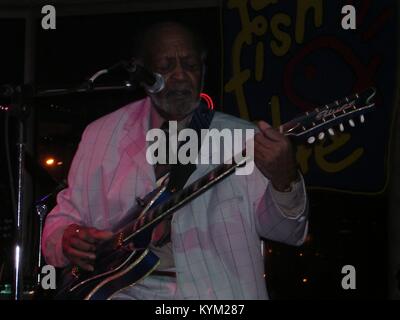 Le musicien de blues Robert Lockwood Jr, était la dernière personne vivante à avoir joué avec le légendaire Robert Johnson, performing on stage in Cleveland, Ohio, 2004. () Banque D'Images