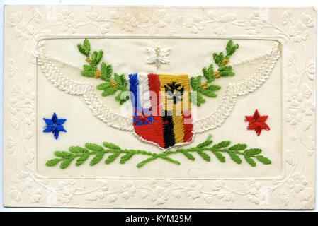Carte postale brodée des années 1910, représentant des drapeaux alliés de la première Guerre mondiale, reflétant le sentiment de guerre. Banque D'Images