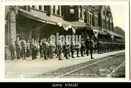 Une photographie de la Garde d’honneur de S.A.R. le Prince de Galles à Hamilton, en Ontario, capturant un moment de la visite du Prince au Canada en 1919, mettant en valeur les cérémonies royales. Banque D'Images