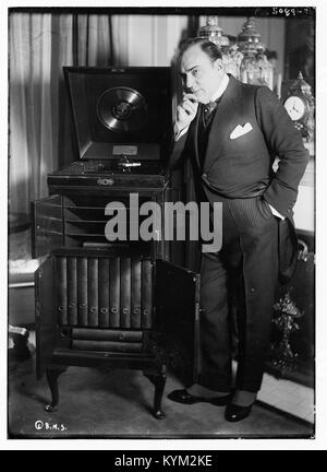 Une image historique du célèbre chanteur d'opéra Enrico Caruso, montré avec un phonographe. Caruso fut l’un des ténors les plus célèbres du début du XXe siècle, et cette image le capture dans un moment associé à la popularisation de la musique enregistrée. Banque D'Images