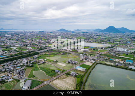 Vue aérienne de la plaine de Sanuki, vue de Zentsuji City, préfecture de Kagawa, Japon. Mt. Iino à l'arrière. Banque D'Images