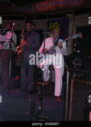 Le musicien de blues Robert Lockwood Jr, était la dernière personne vivante à avoir joué avec le légendaire Robert Johnson, performing on stage in Cleveland, Ohio, 2004. () Banque D'Images