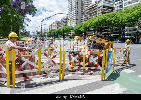 Buenos Aires Argentina,Palermo,Avenida del Libertador,travaux publics,route sous un nouveau chantier de construction constructeur,réparation,équipage,homme hommes,ouvrier, Banque D'Images