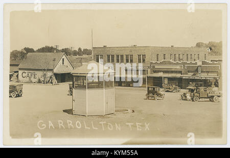 Une image vintage de Carrollton, Texas, mettant en vedette des automobiles du début du XXe siècle. La photo capture l'essence de la vie de rue et le transport de cette époque. Banque D'Images