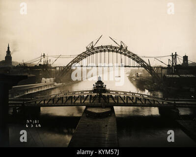 Photographie prise depuis le pont de High Level à Newcastle upon Tyne le 6 mars 1928, montrant le pont de Tyne en construction et les monuments environnants. Banque D'Images