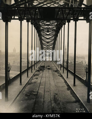 Vue du pont de Tyne en construction, avec travaux en cours le 25 septembre 1928. La photographie montre la progression du pont sur la rivière Tyne, qui relie Newcastle upon Tyne et Gateshead. Banque D'Images