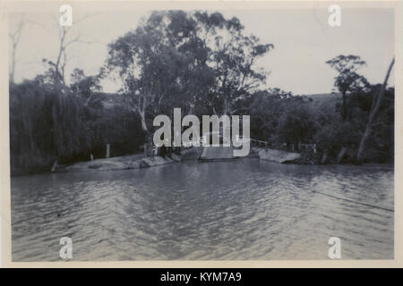 Photographie prise depuis le Punt à Blanchetown, en Australie méridionale, montrant le Punt Dock de 98 sur le côté ouest. L'image capture la structure du quai et l'environnement environnant. Banque D'Images