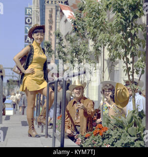 Cette image montre les participants à la Calgary Stampede Parade, un événement annuel populaire à Calgary, au Canada, connu pour son patrimoine occidental et la célébration de la culture du rodéo. Banque D'Images